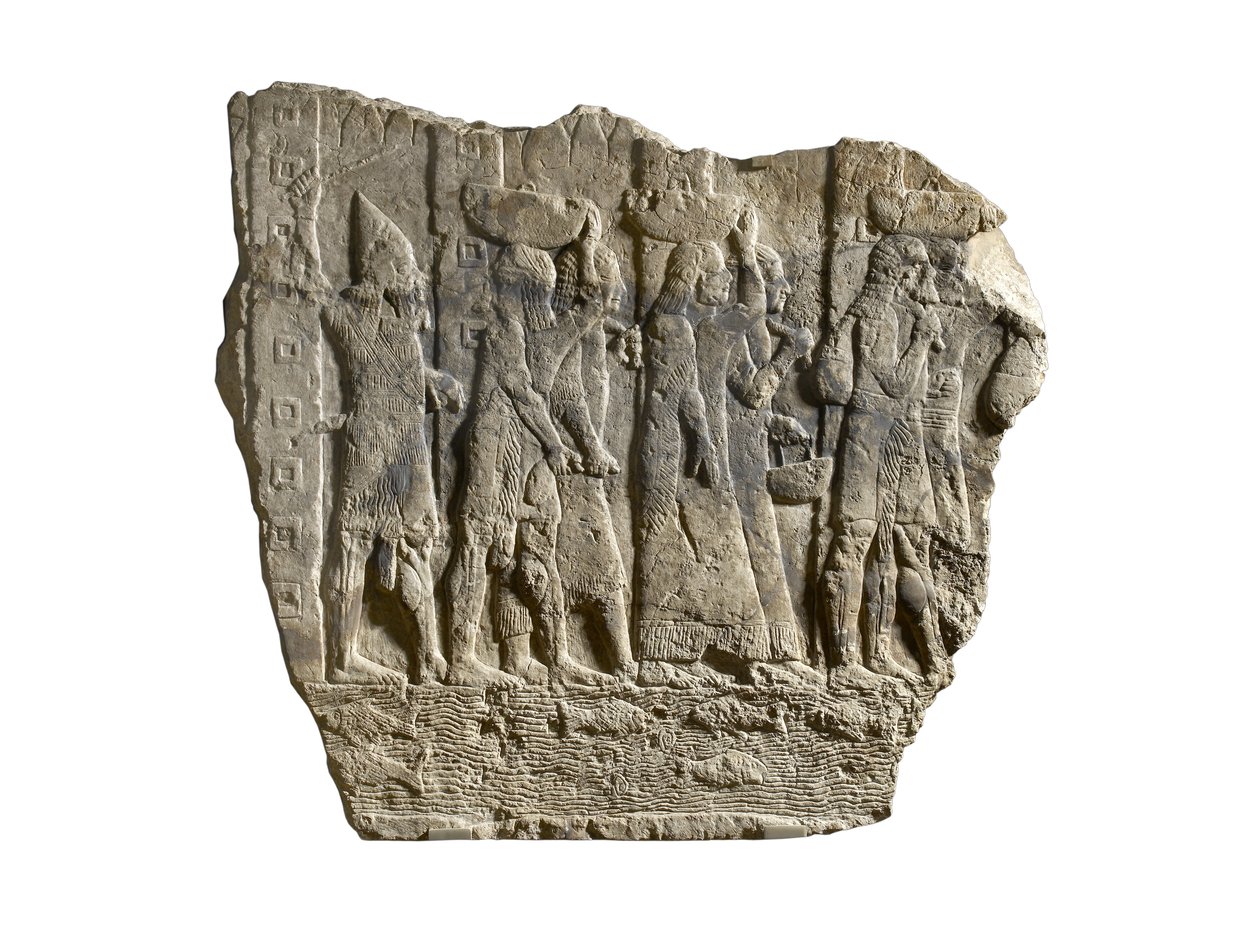 Fragmento do relevo assírio mostrando soldados escoltando saques e cativos da Babilônia (mármore) de School Assyrian