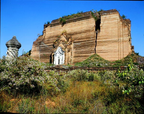 O Mingun Paya, construído em 1790-1816 (foto) de School Burmese