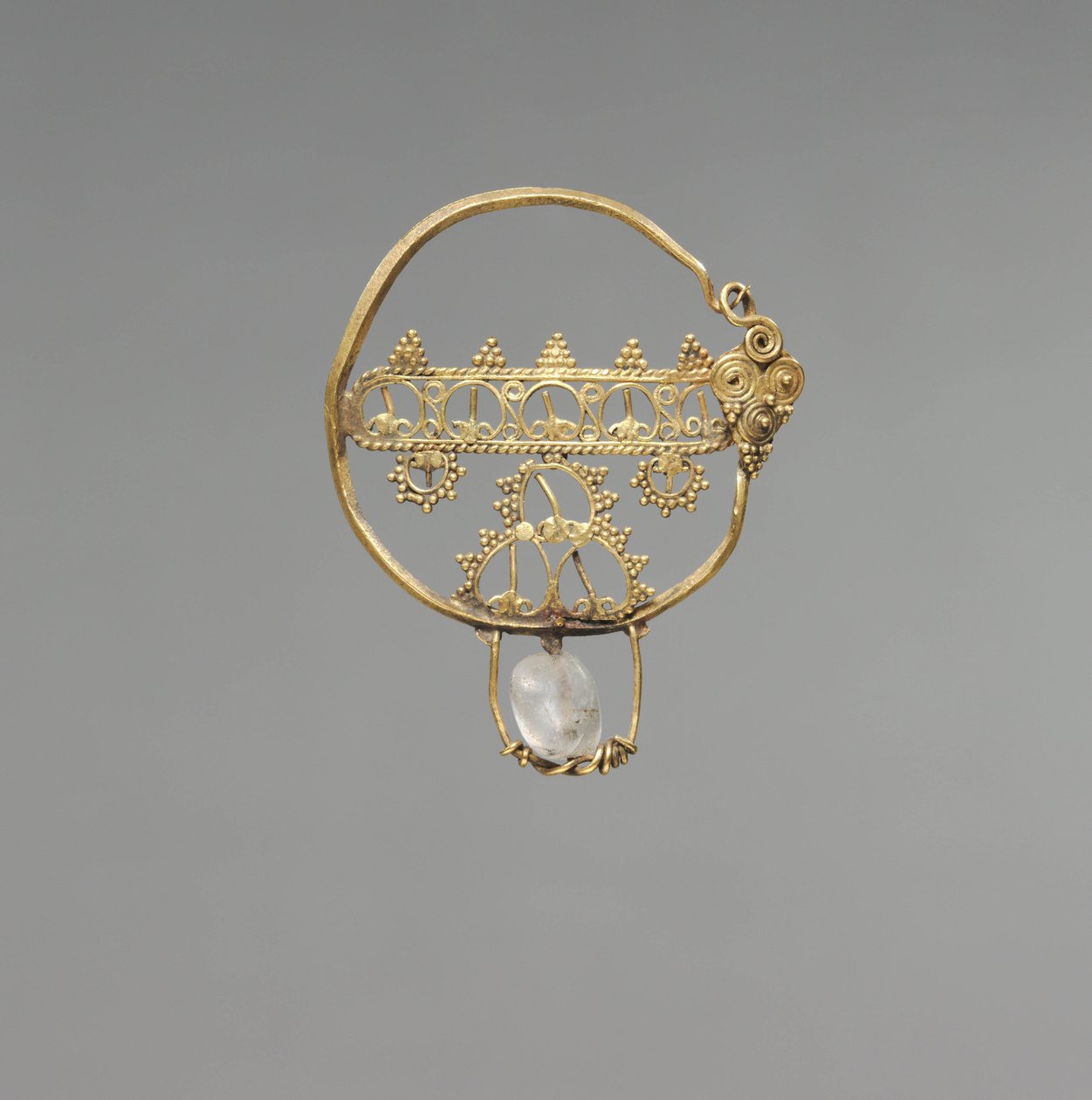 Brinco com trabalho a céu aberto, Período Bizantino Primitivo, 600-800 (ouro com pérolas de cristal de rocha) de School Byzantine