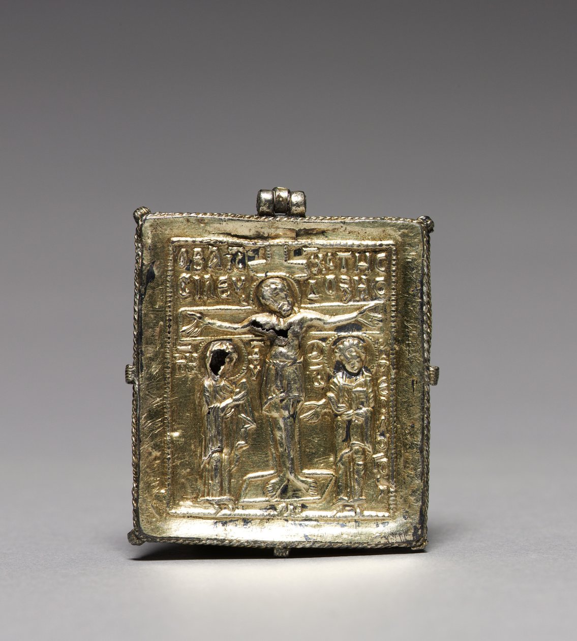 Enkolpion com a Crucificação (frente) e os Santos Teodoro e Jorge (atrás) de School Byzantine