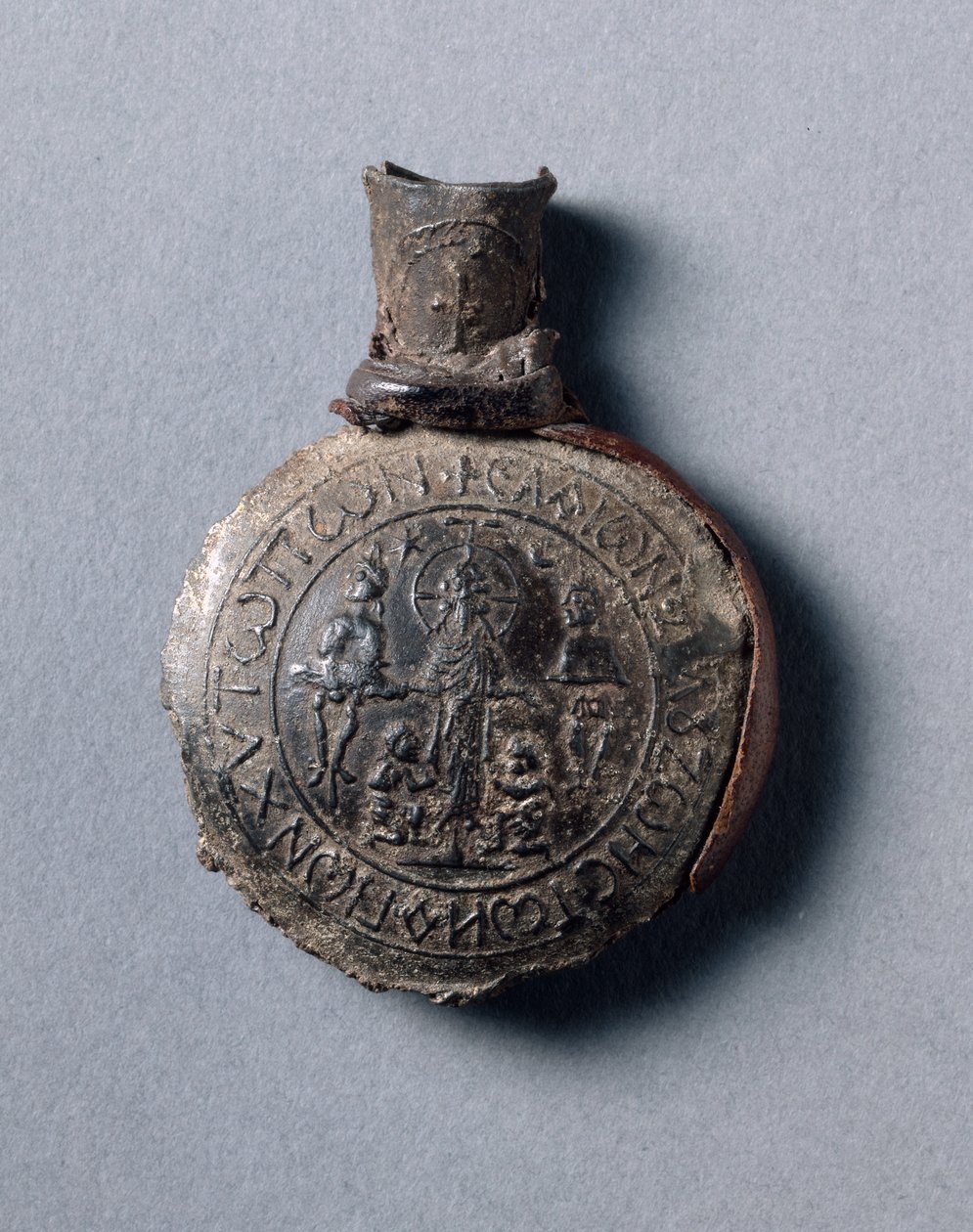 Pilgrim&39;s Ampulla com Scenes of the Crucifixion (front) and the Ascension (back), c.600 (liga de estanho-chumbo com fragmentos de couro) de School Byzantine