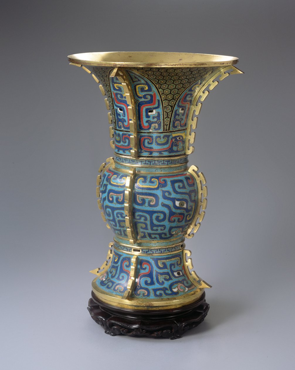Um vaso e suporte em forma de Zun (cloisonne enamel & zitan) (ver também 272146) de School Chinese