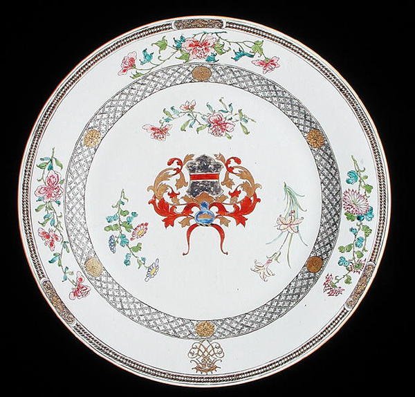 Um carregador armorial familiar de rosas com os braços de Leonrodt da Áustria, c.1730 (porcelana) de School Chinese