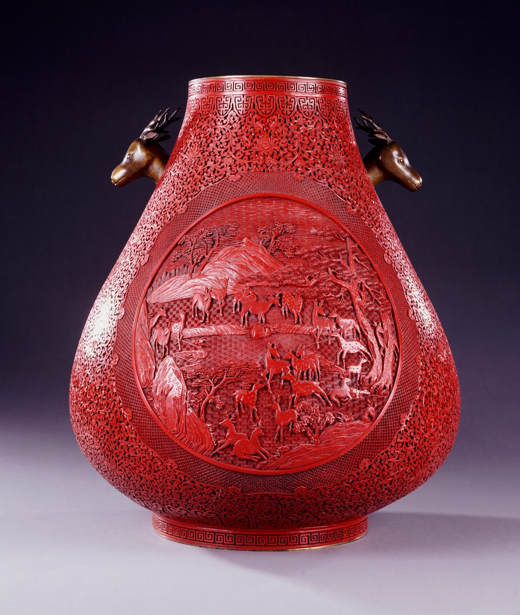 Um grande vaso esculpido em forma de pêra de laca vermelha (laca vermelha) de School Chinese