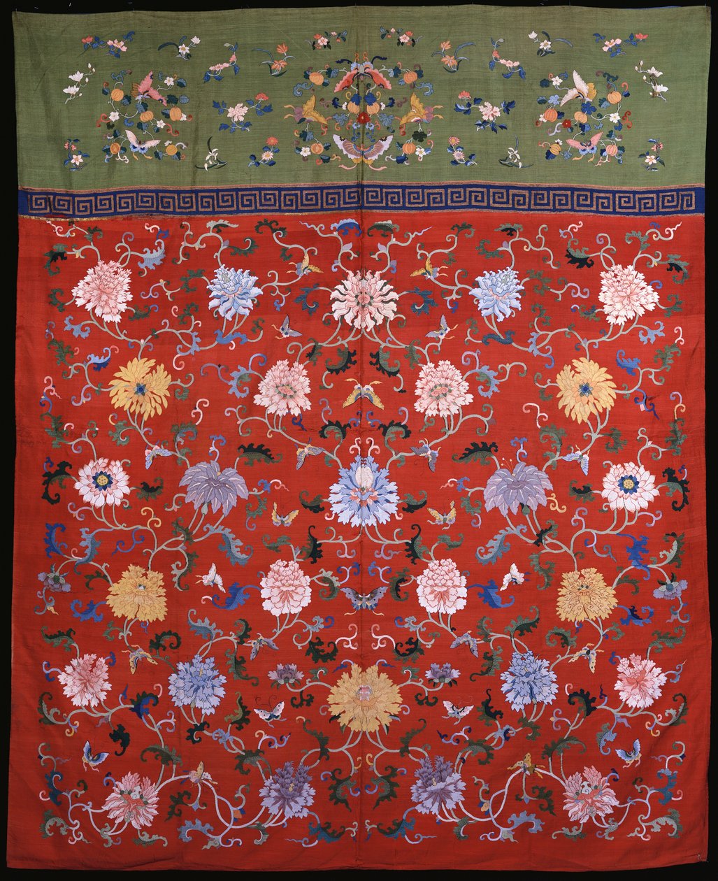 Grande enforcamento tecido em kossu em sedas coloridas sobre fundo vermelho, com borda superior verde-maçã, chinês do século XVIII ou XIX (seda) de School Chinese
