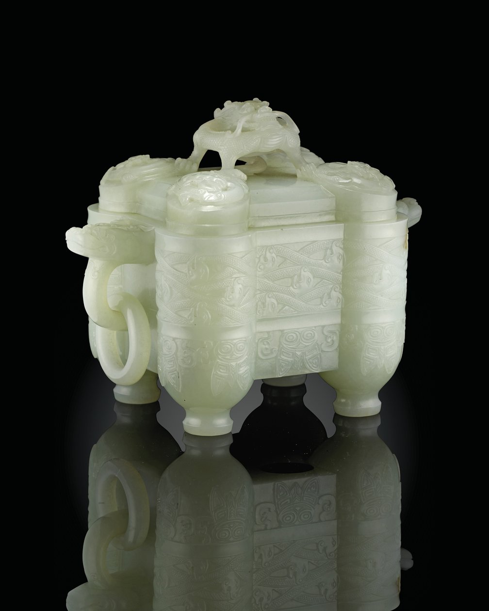 Embarcação e cobertura arcaístas, Tulu, Período Qianlong (1736-95) (celadon jade pálido) (ver também 619015) de School Chinese