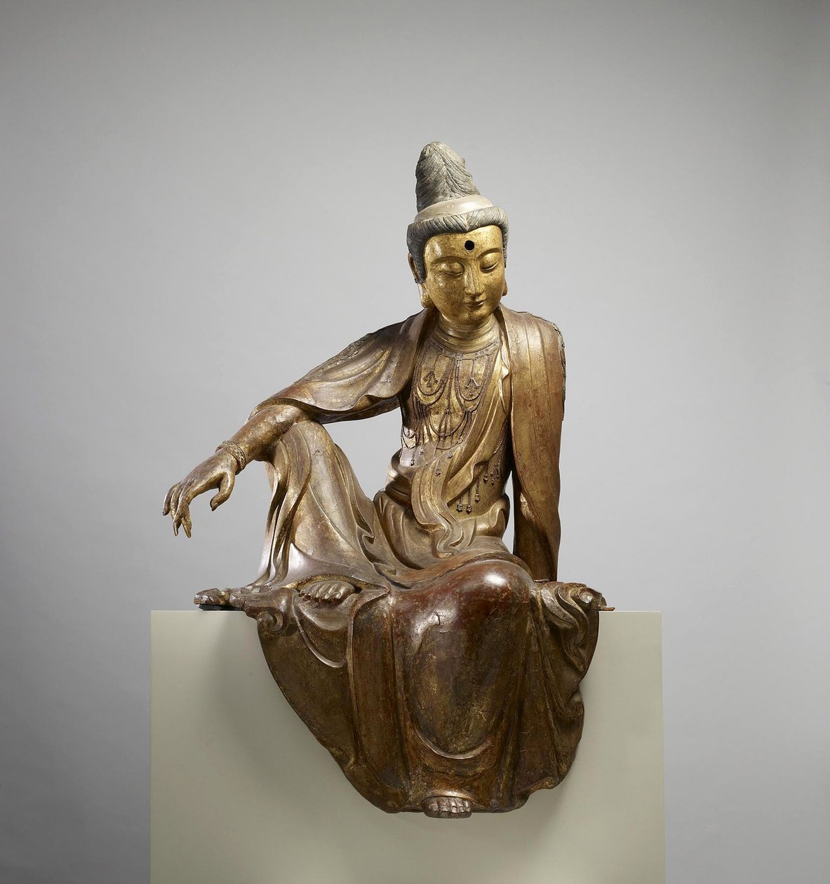 Bodhisattva Guanyin, Dinastia Ming, final do século 14-15 (laca seca, ouro e tinta) de School Chinese