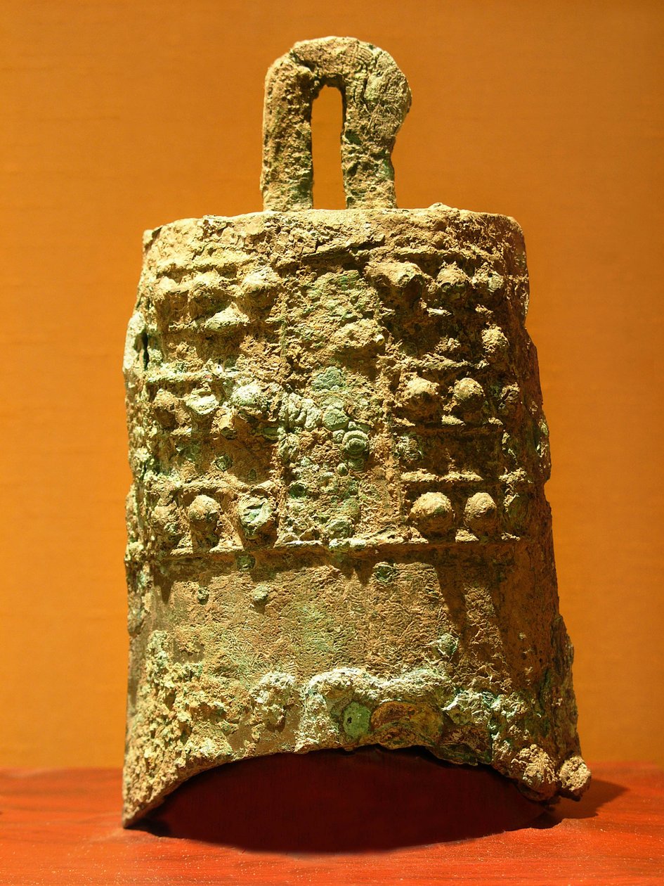 Sino de bronze (770-476 AC), descoberto em Xiangmen. Fotografia, Leonard de Selva, Museu Suzhou, China, 2006. de School Chinese
