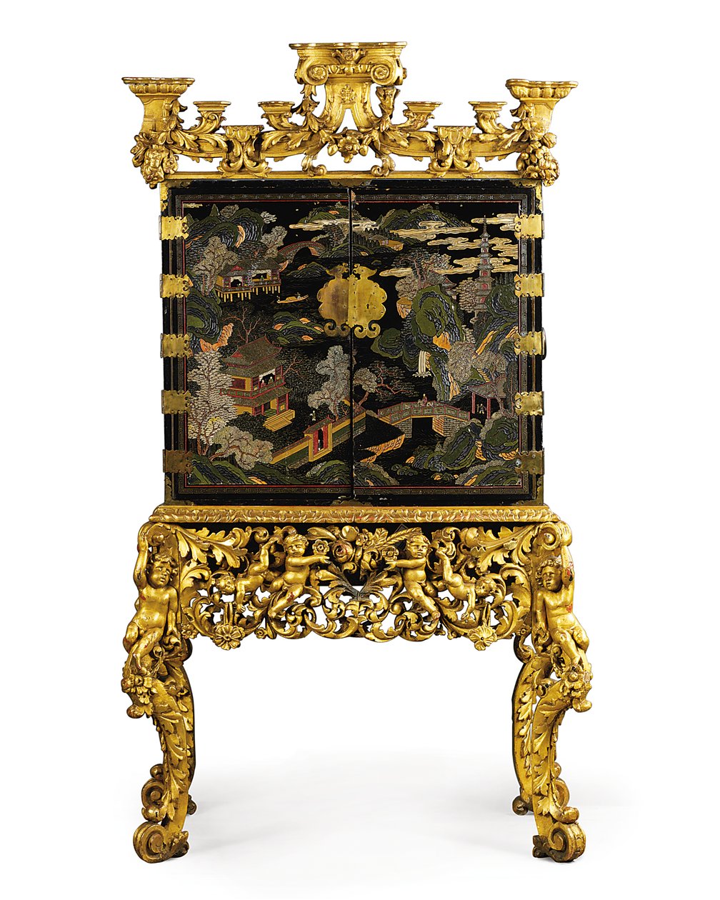 Armário de exportação chinês em um estande William and Mary, final do século 17 (laca incisa, latão e madeira) (ver também 433444) de School Chinese