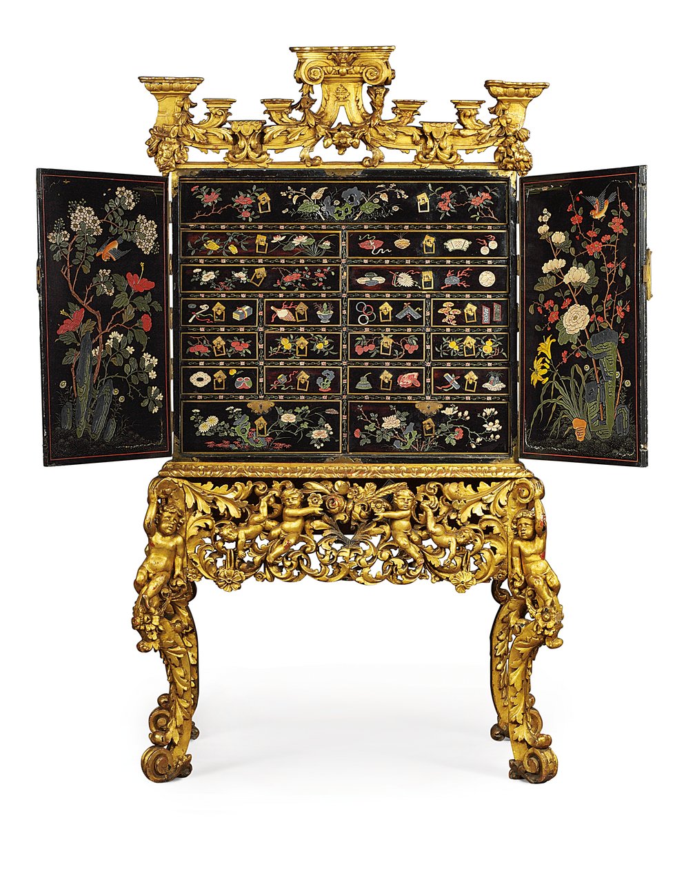 Gabinete de exportação chinês em um estande William and Mary, final do século 17 (laca incisa, latão e madeira) (ver também 433443) de School Chinese