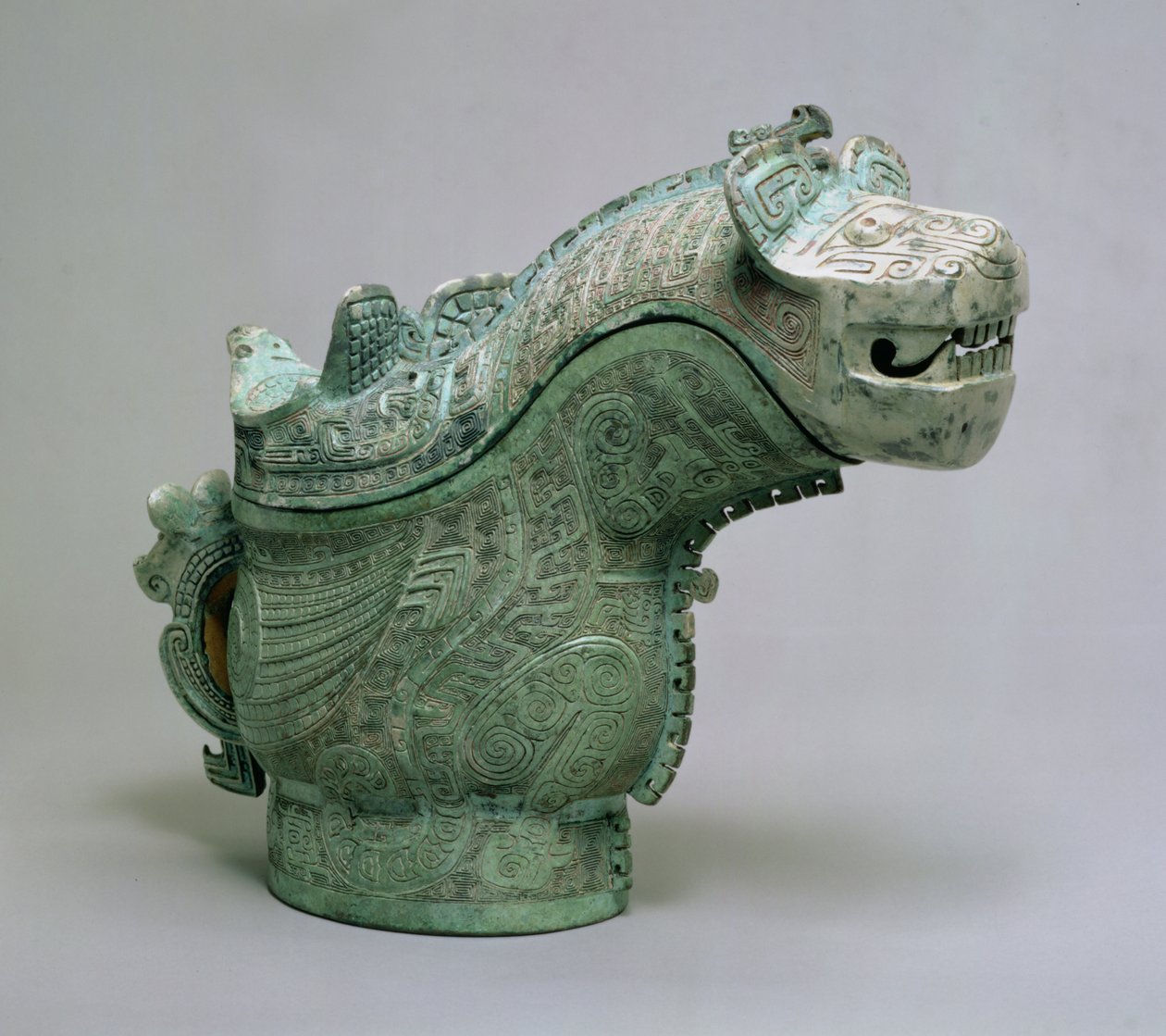 Vaso para servir vinho &39;Kuang&39; ritual coberto com decoração de tigre e coruja, Dinastia Shang (bronze fundido com pátina verde) de School Chinese