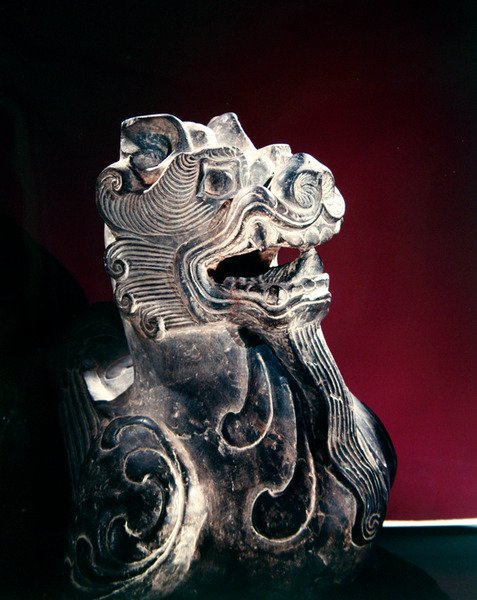 Detalhe de uma quimera, seis dinastias (220-589) (pedra) de School Chinese