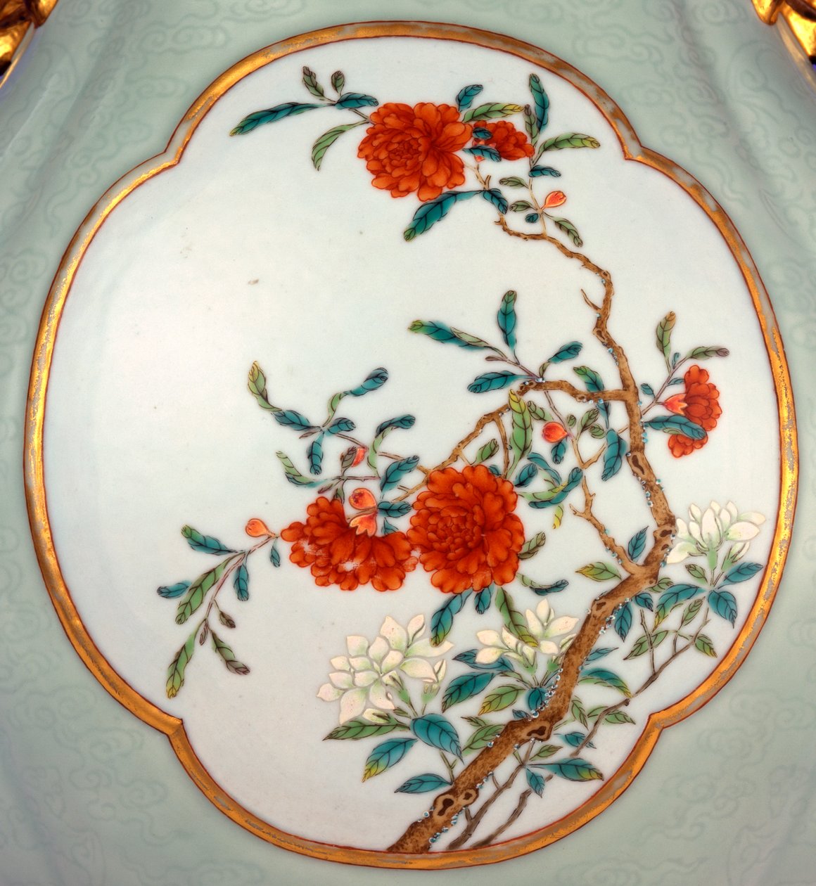 Detalhe de um vaso fino e muito raro da família rosa celadon com esmalte dourado de Prunus e Roses de School Chinese