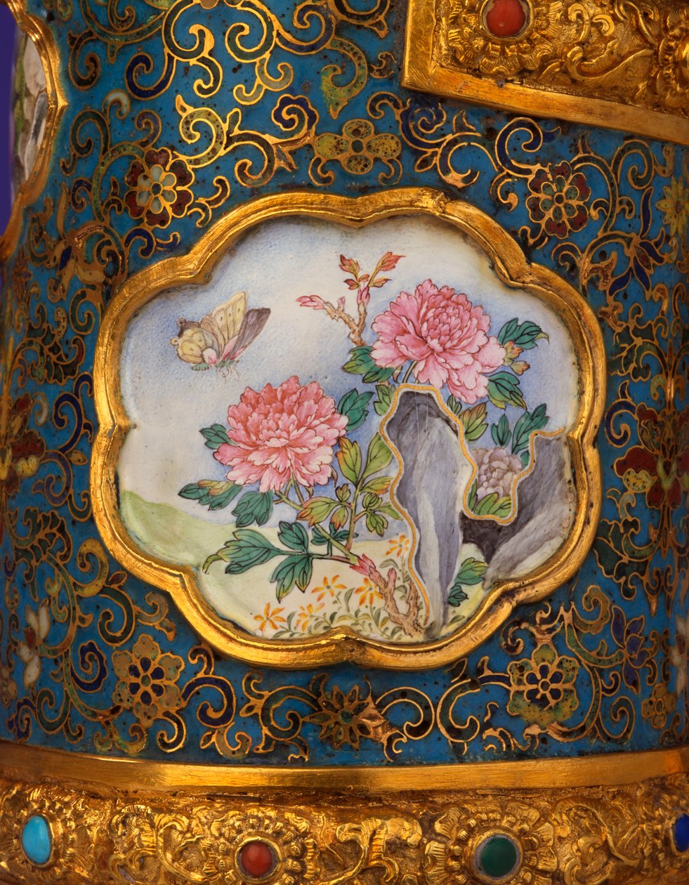 Detalhe de uma cartela de esmalte de uma magnífica jarra de ouro Imperial, cloisonne e esmalte de Pequim, Duomuhu, marca de quatro caracteres gravada de Qianlong e do período, Oficinas do Palácio de School Chinese