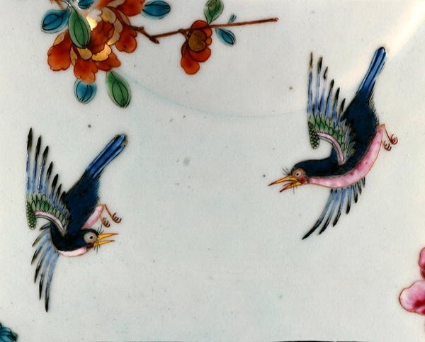 Detalhe de duas aves em vôo de uma tigela coberta de Rose Famille, período Qianlong (1736-95) c.1745 (porcelana) de School Chinese
