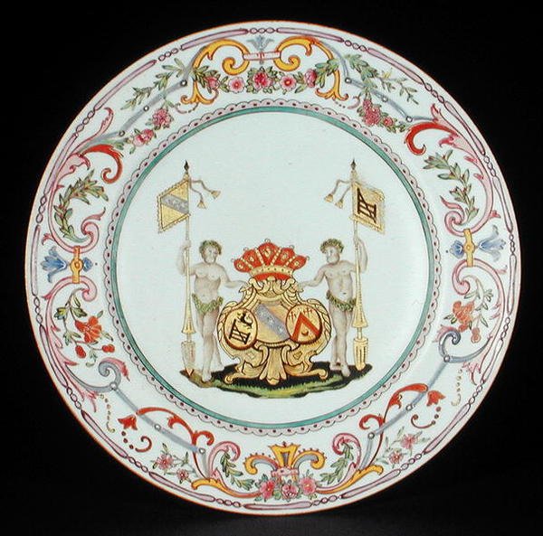 Prato de jantar decorado em esmaltes de rosas familiares com os braços de Goos de Ghyseghem, acólitos com Vecquemans e Goubau, período Yonzheng (1725-35) c.1730 (porcelana) de School Chinese