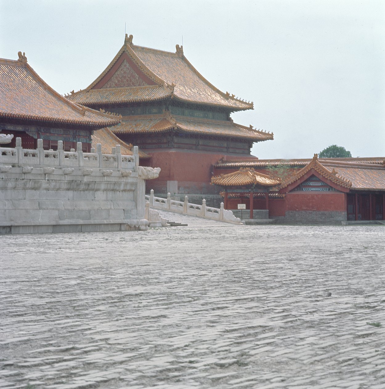 Pavilhão duplo e terraço de mármore, Dinastia Ming (foto) de School Chinese