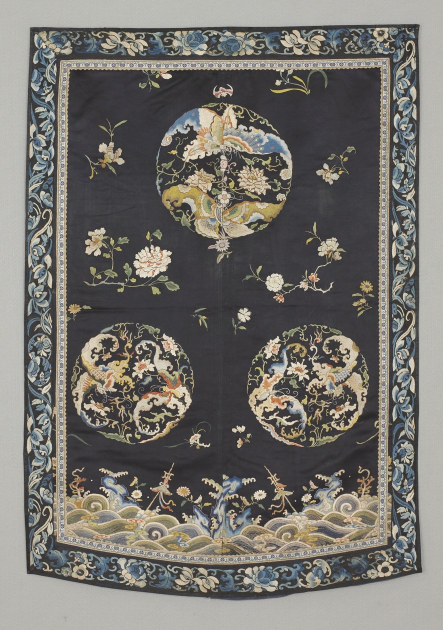 Pendurado, c.1750-1800 (Seda com bordado (ponto cetim), natural
e corantes sintéticos) de School Chinese