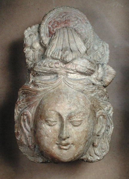 Cabeça de um Bodissatva com um penteado elaborado, de Tumshuq (Xinjiang) Século 6-7 (terracota) de School Chinese