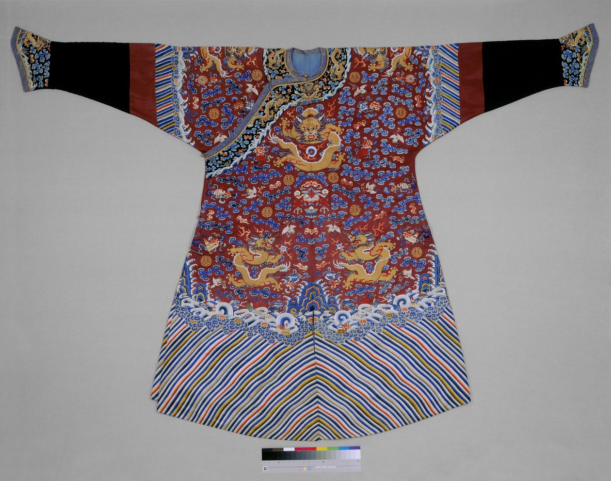 Túnica Imperial, final do século XIX (Seda com bordado (ponto de cetim,
ponto de cetim invasor, ponto de costura rachado, reto
ponto, nó chinês, sofá, contorno, postura
trabalho, botoeira)) de School Chinese