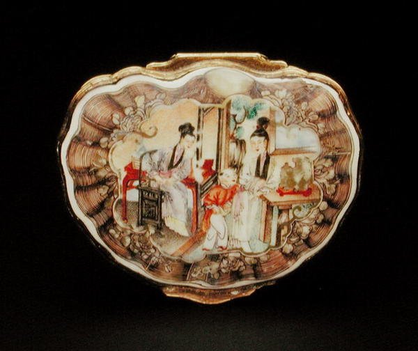 Tampa da caixa de rapé em forma de concha, período Qianlong (1736-95) c.1760 (porcelana) (ver também 210139) de School Chinese