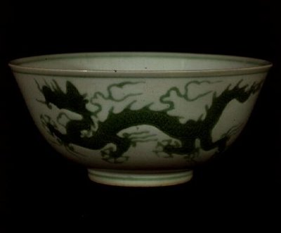 Tigela do dragão verde Ming, período Hong-hsi, c.1425-35 (porcelana) de School Chinese