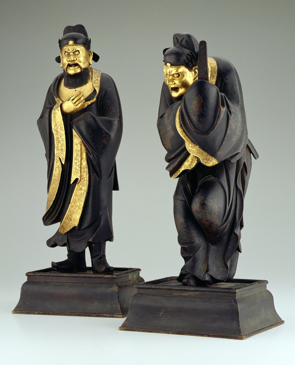 Par de oficiais taoístas, Yuan ou do início da dinastia Ming (parcela de bronze dourado) (ver 205152) de School Chinese