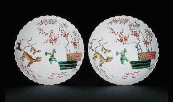 Par de pratos decorados com esmaltes de vérte familiar em estilo Kakiemon, período Kangxi de School Chinese