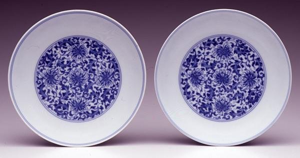 Par de pratos de pires, com flores de lótus estilizadas, marca Yongzheng e período 1723-35 (porcelana com cobertura azul) de School Chinese