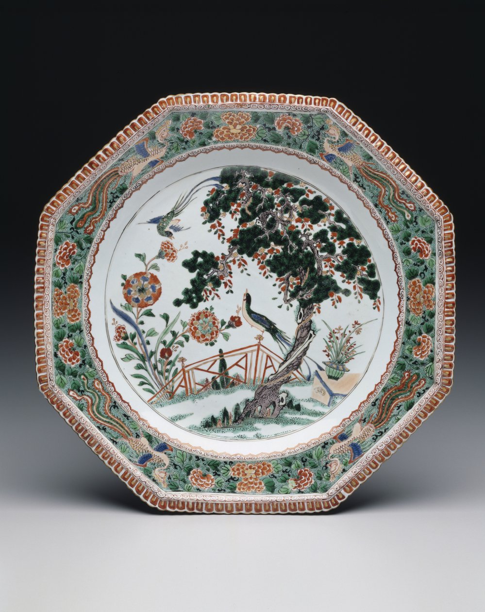 Placa, c.1725-30 (porcelana com esmaltes da famille verte overglaze) de School Chinese