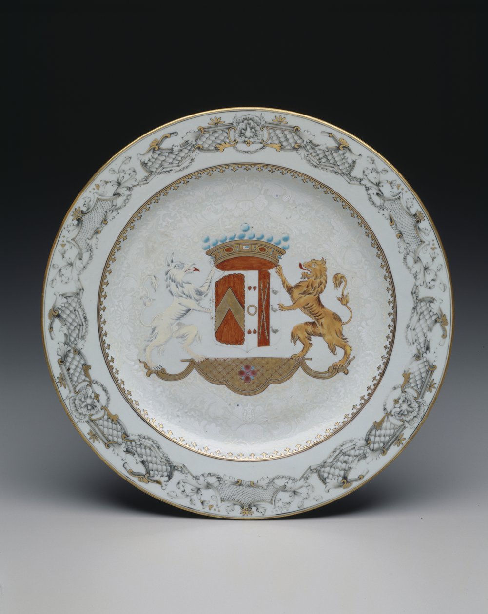 Prato com brasão, c.1740 (porcelana com esmaltes coloridos e grisaille) de School Chinese