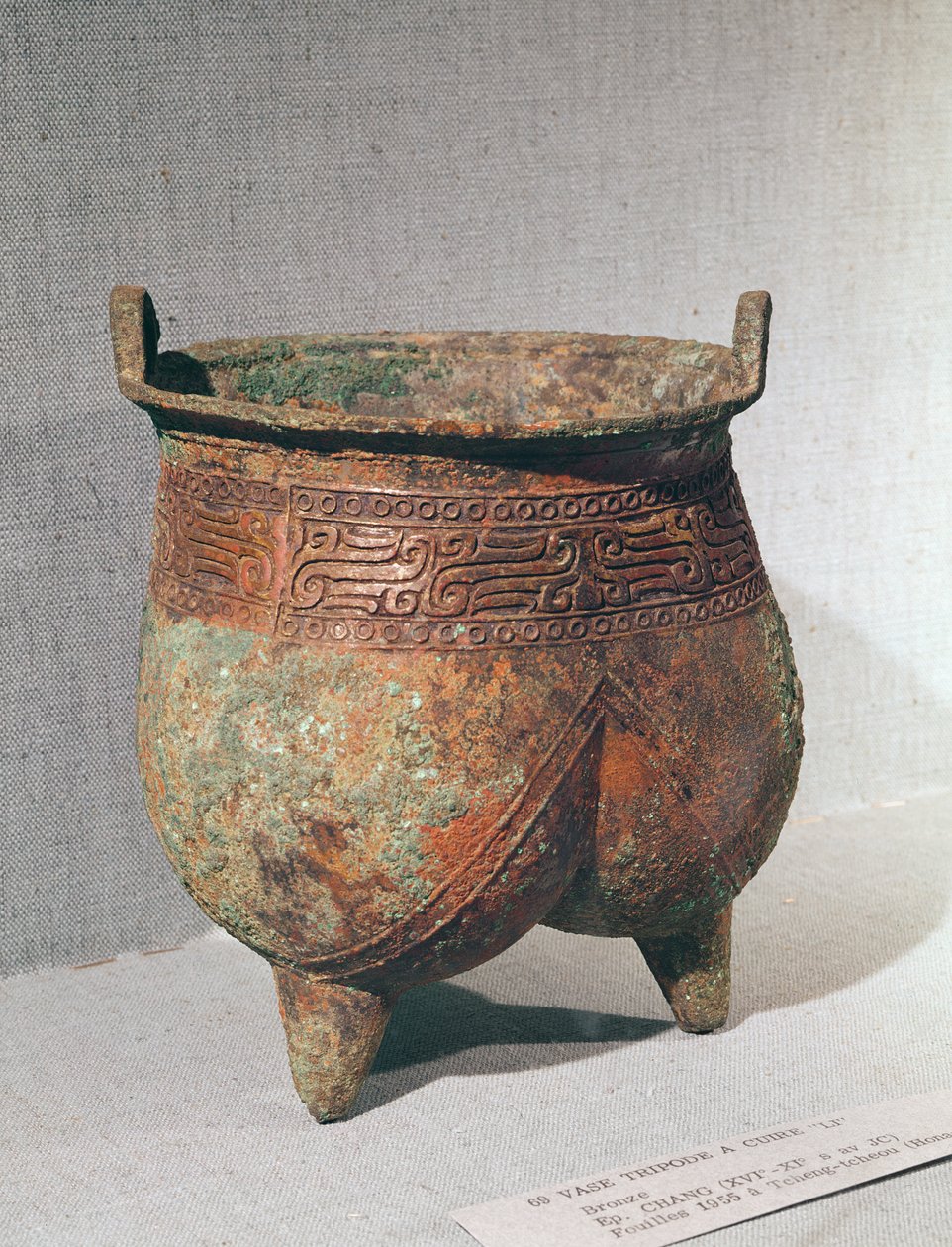 Recipiente ritual &39;li&39; com corpo lobulado e ornamento de dragões k&39;uei, de Pai-Chia-Chuang, Zhengzhou, Henan, Dinastia Shang de School Chinese