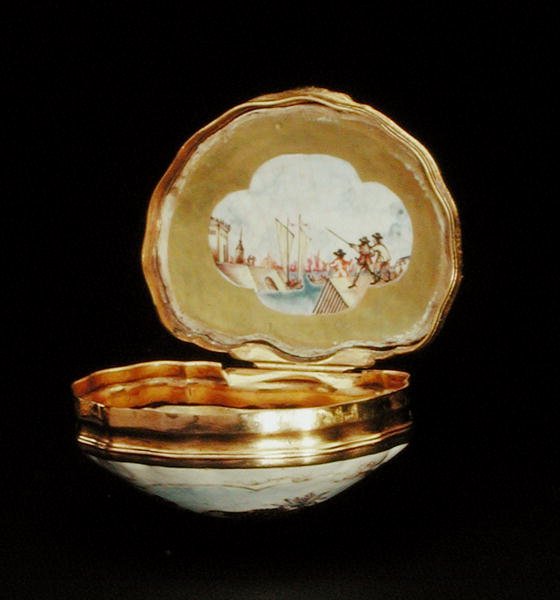 Caixa de rapé em forma de concha, período Qianlong (1736-95) c.1760 (porcelana) (ver também 210140) de School Chinese