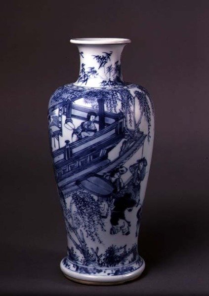 Vaso representando uma senhora numa varanda, chinês, c.1690-1710 (terracota com vegetação rasteira azul) de School Chinese