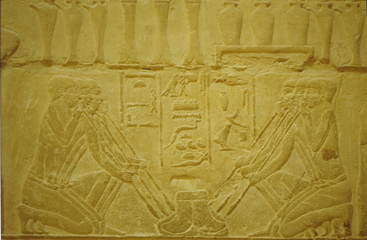 Antigo Egito, Escultura mural, Joalheiros a fundir ouro, Mastaba/Tumba de Merereuka, 6ª dinastia, Saqqara, Egito (foto) de School Egyptian