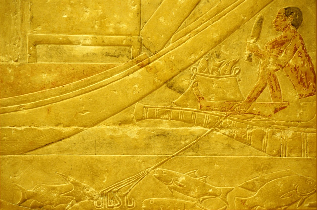 Antigo Egipto, Escultura/Pintura mural, Mastaba/Túmulo de Idout, Saqqara, 2323-2150 a.C., Um pescador a escamar peixes e a segurar uma lança de quatro pontas (foto) de School Egyptian