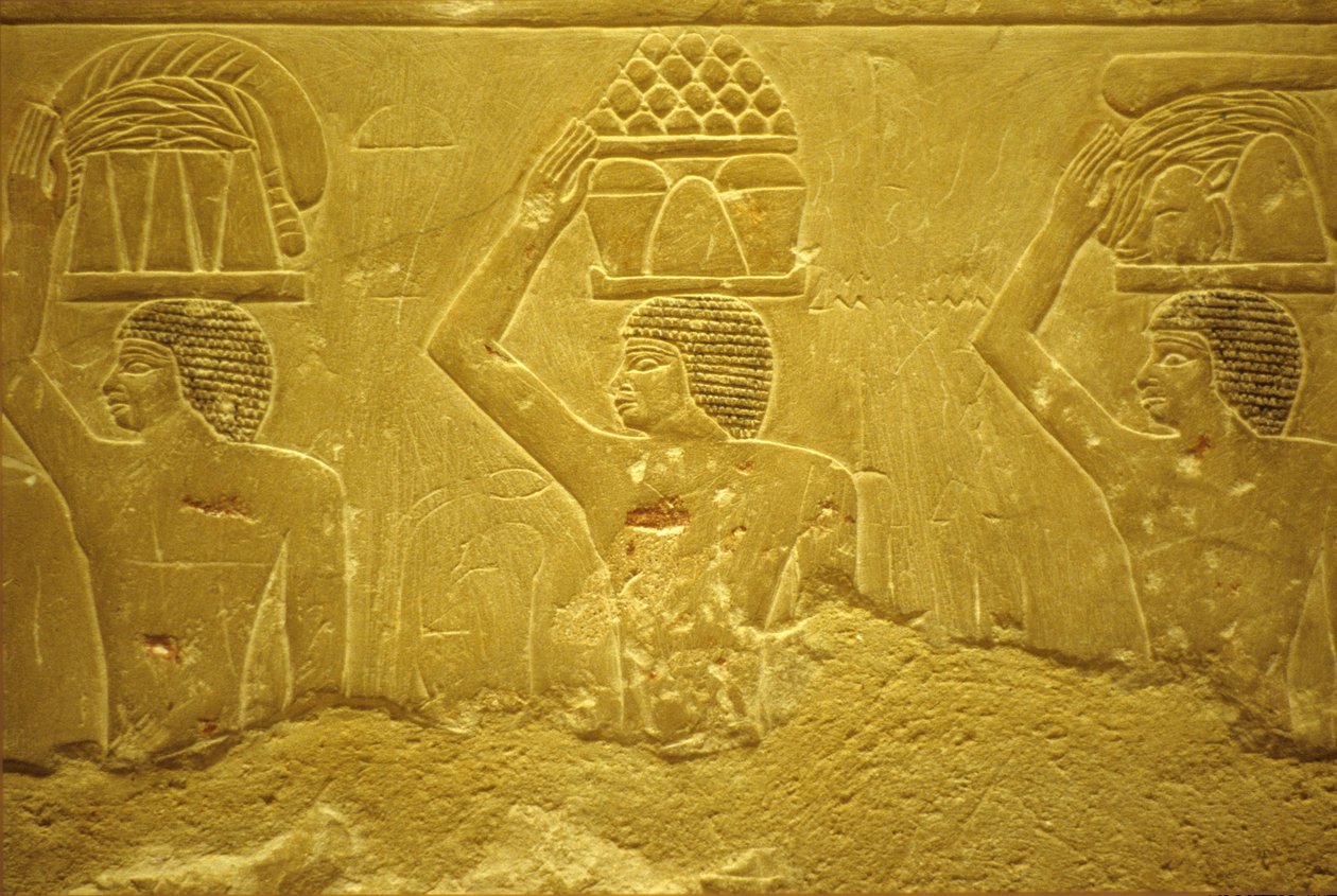 Antigo Egito, Escultura/Pintura mural, Mastaba/Túmulo de Idout, Saqqara, 2323-2150 a.C., Portadores com oferendas (foto) de School Egyptian