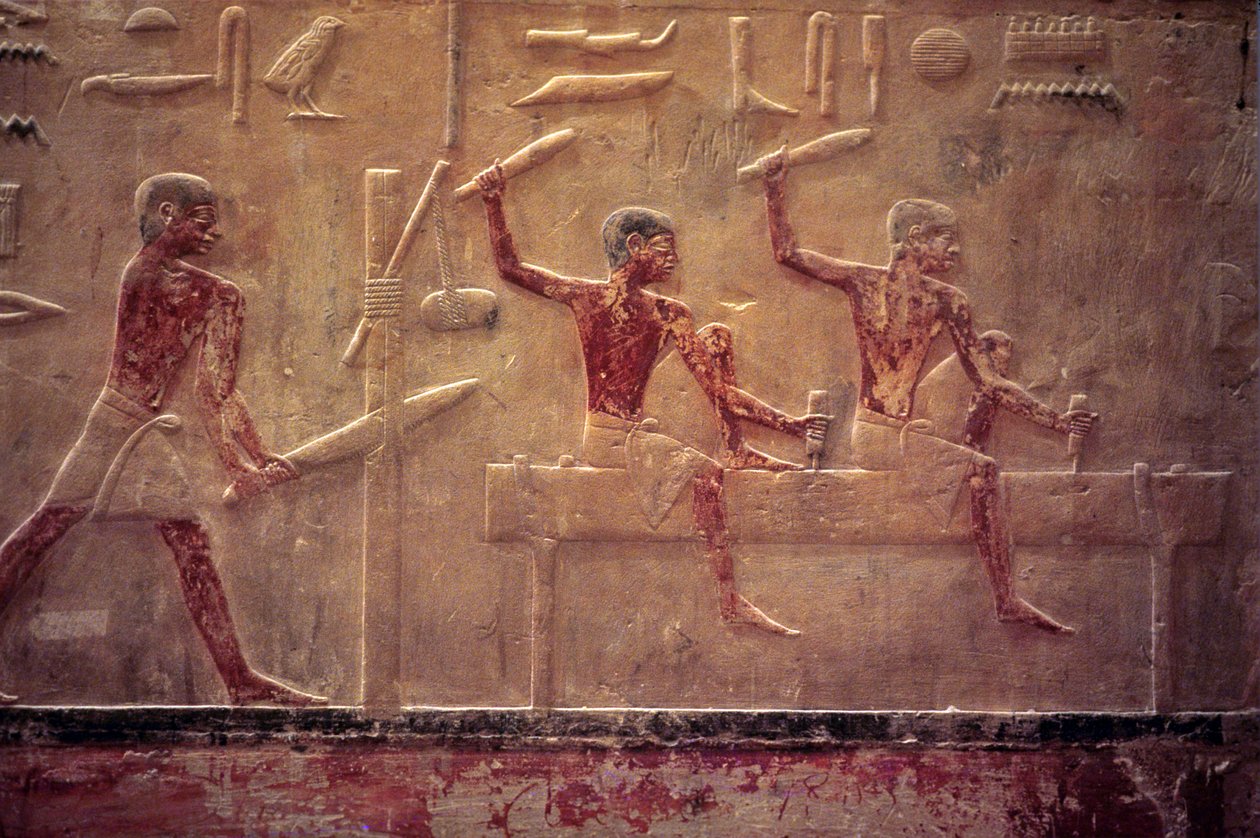 Egipto antigo, Escultura/pintura mural, Mastaba/Túmulo de Ti, Saqqara, 5.ª Dinastia, Carpinteiros serrando e martelando, Viga de moldagem (foto) de School Egyptian