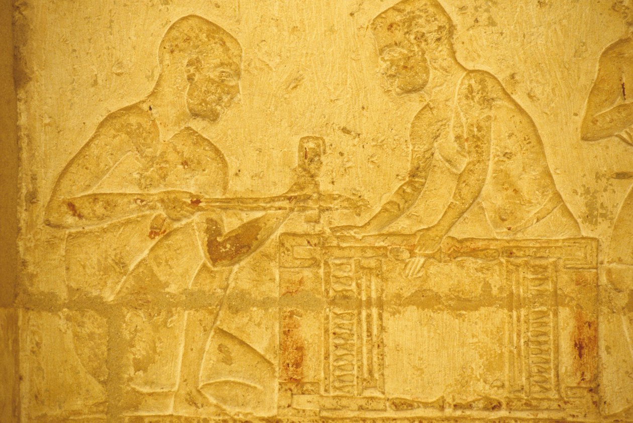 Antigo Egipto, Escultura/Pintura mural, Túmulo de Petosiris, Tuna el Gebel, 300 a.C., Carpinteiros a trabalhar (foto) de School Egyptian