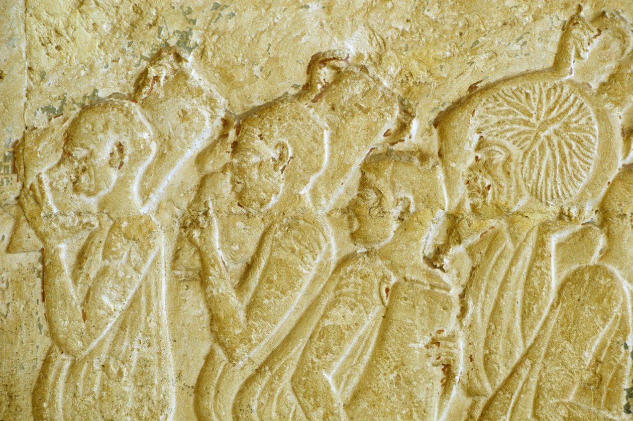 Antigo Egipto, Escultura/Pintura mural, Túmulo de Petosiris, Tuna el Gebel, 300 a.C., Homens carregando jarros de vinho (foto) de School Egyptian