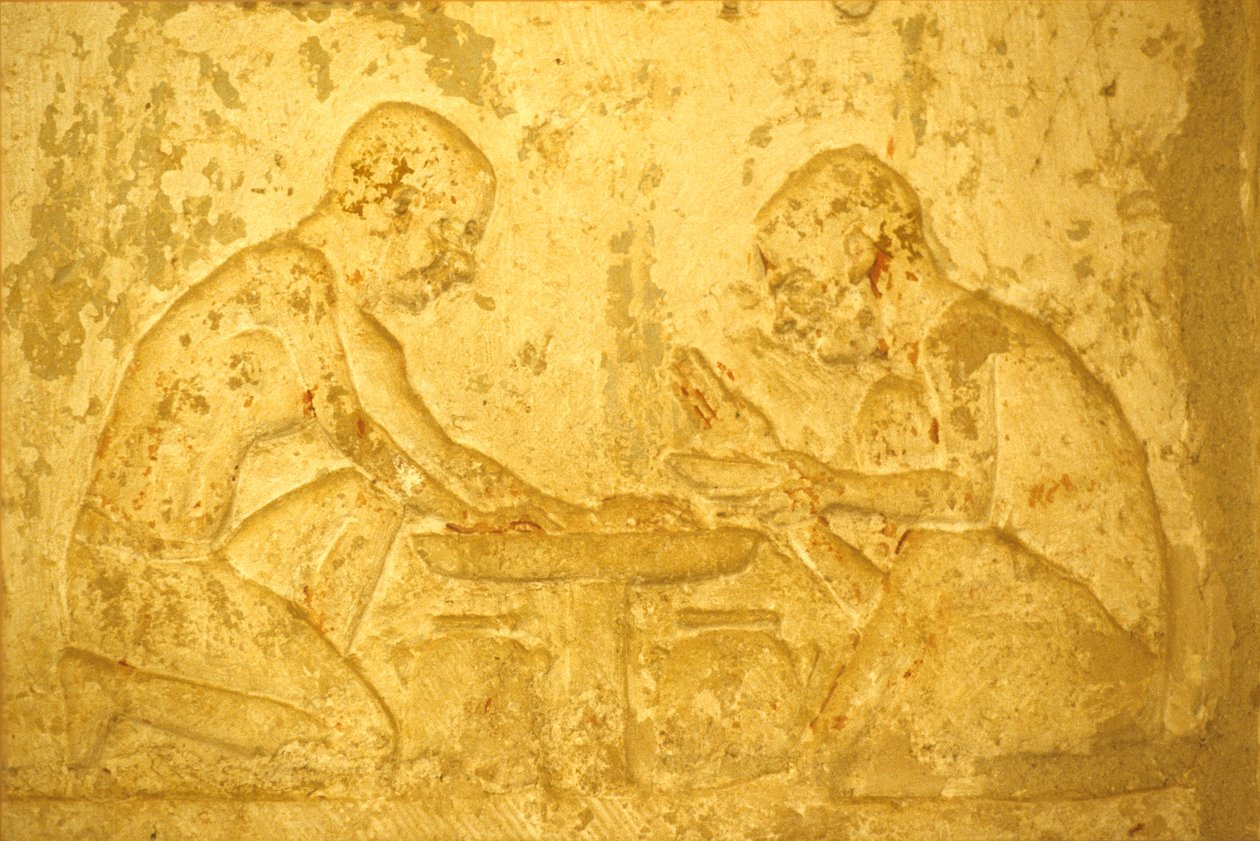 Antigo Egipto, Escultura/Pintura mural, Túmulo de Petosiris, Tuna el Gebel, 300 a.C., Homens a fazer medicamentos unguentos (foto) de School Egyptian