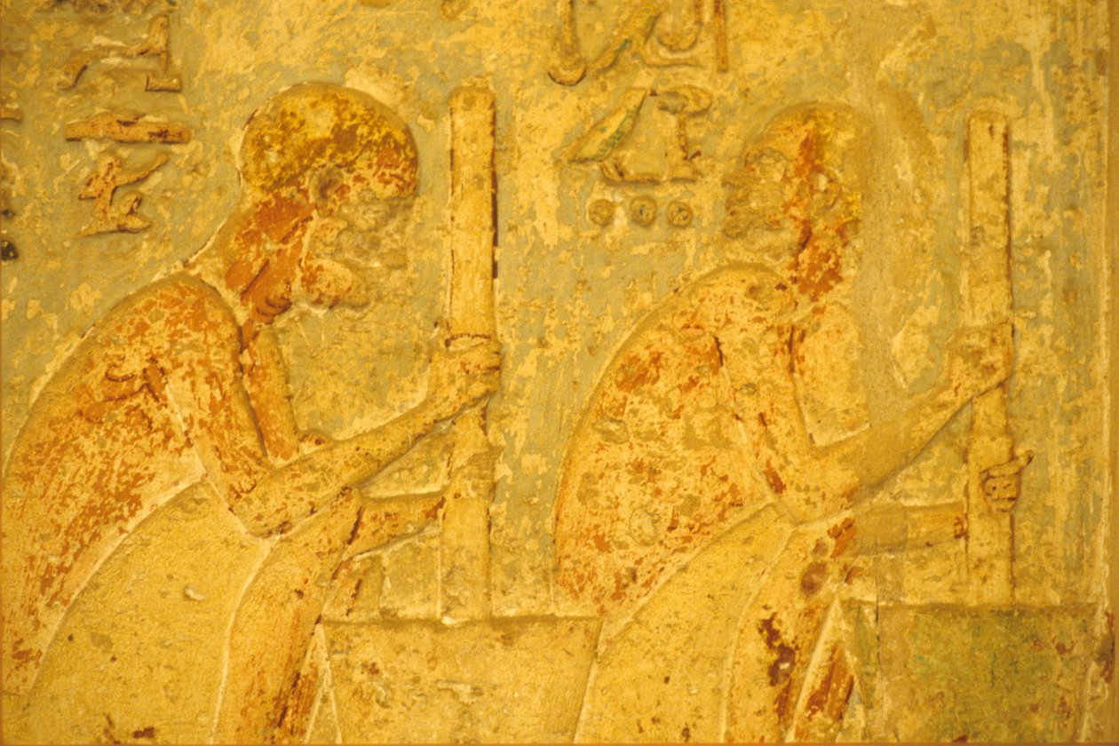 Antigo Egito, Escultura/Pintura mural, Túmulo de Petosiris, Tuna el Gebel, 300 a.C., Trabalhadores utilizando pilão e almofariz (foto) de School Egyptian
