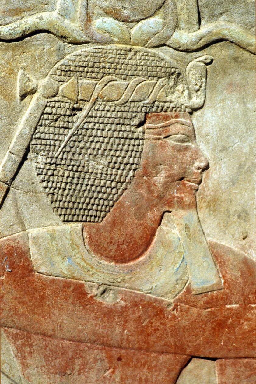 Antigo Egipto, Pintura/gravura mural, Um faraó, usando a coroa de Atef, Templo de Karnak, Luxor (foto) de School Egyptian
