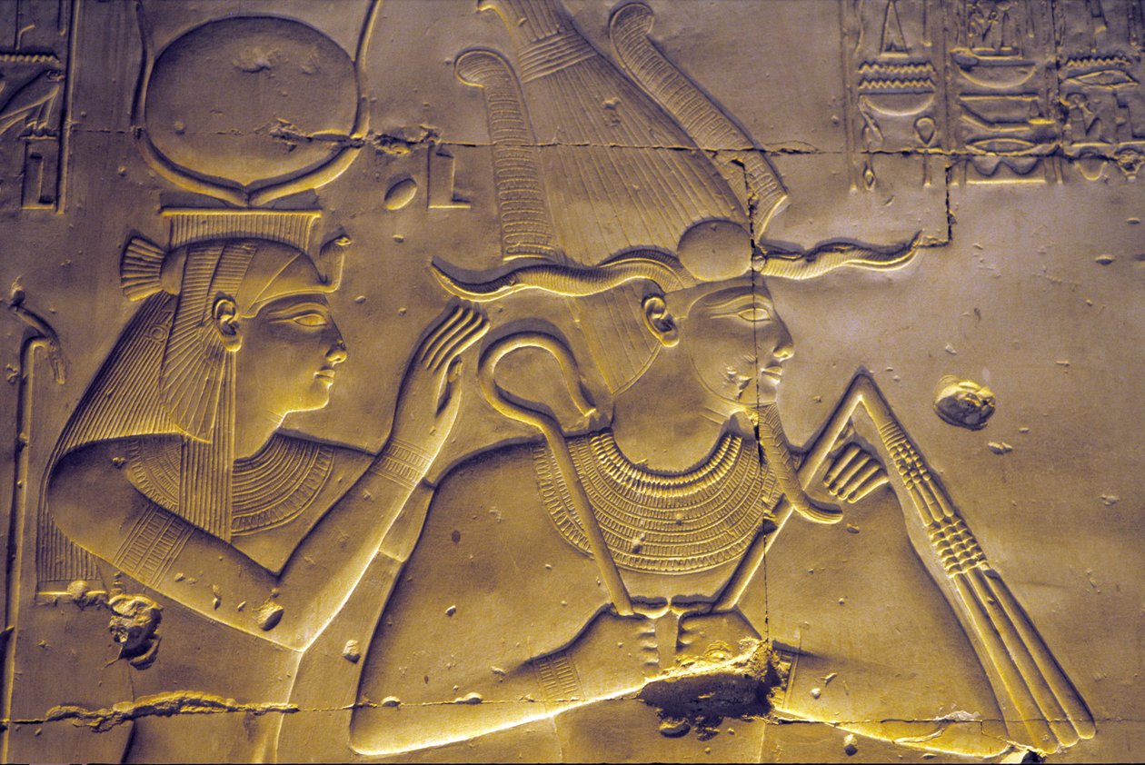 Antigo Egipto, Pintura/gravura mural, Deusa Ísis abraça o seu marido sentado, Osíris, Templo de Seti I, Abydos de School Egyptian