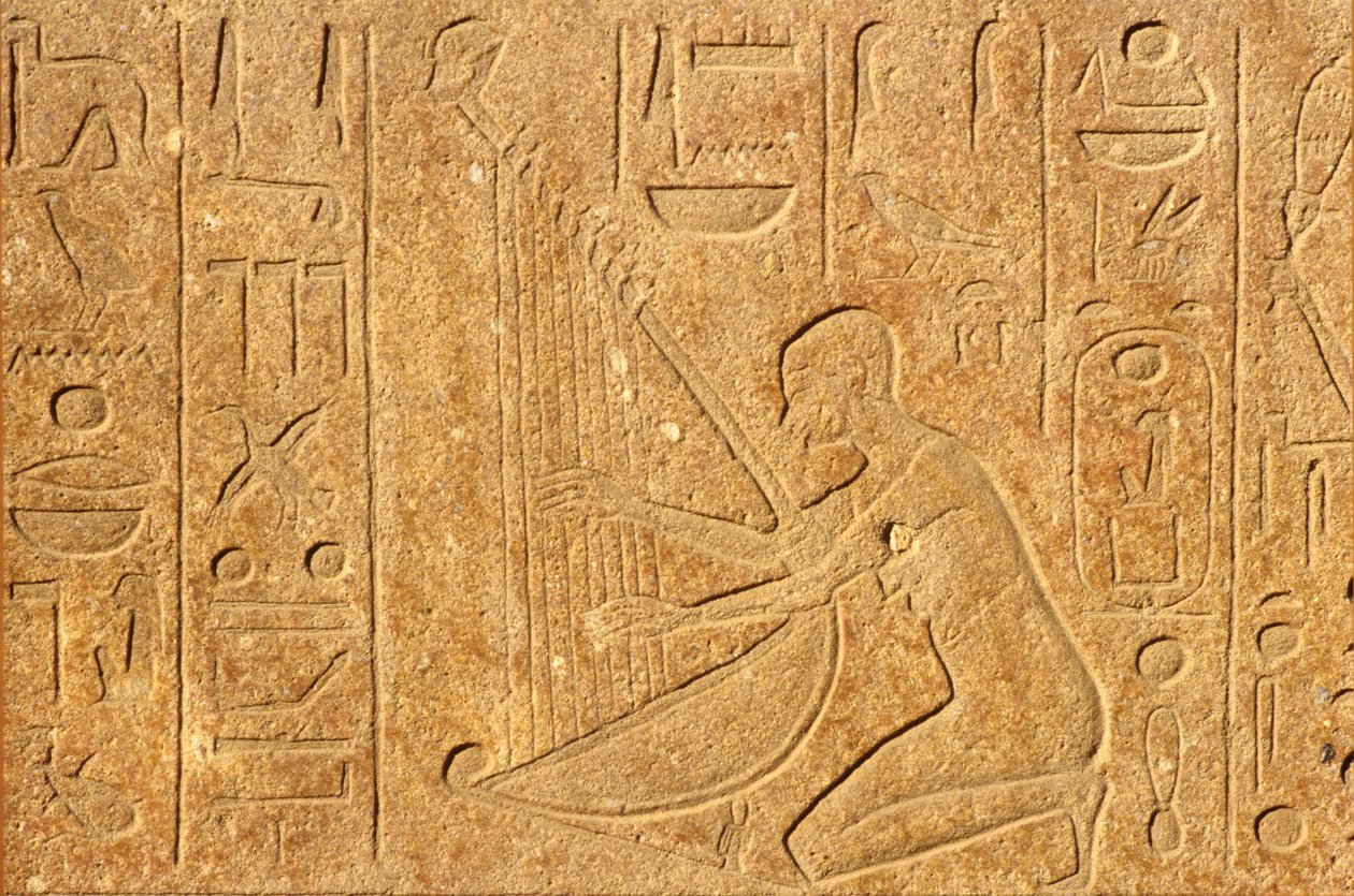 Antigo Egipto, Pintura/gravura mural, Harpista com a cabeça de Hatshepsut no topo da harpa, Templo de Karnak, Luxor de School Egyptian