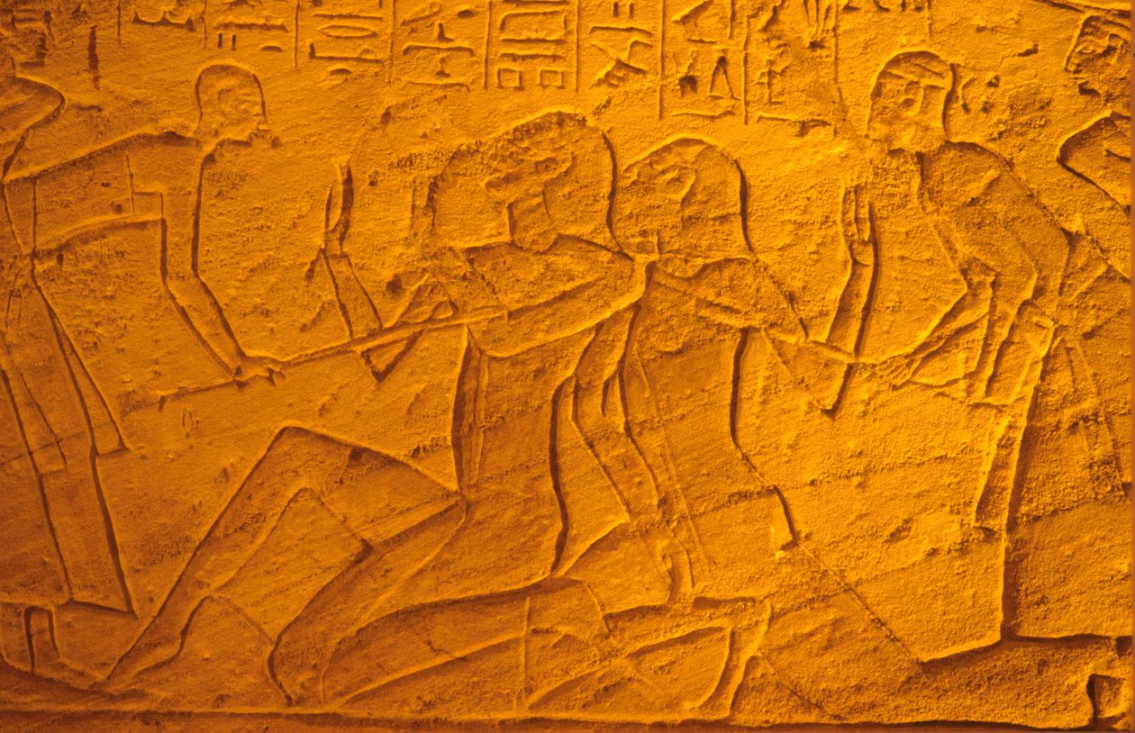 Egito antigo, pintura/gravura mural, prisioneiros hititas a serem espancados com paus, Templo de Ramsés II e Nefertari, Abu Simbe (foto) de School Egyptian