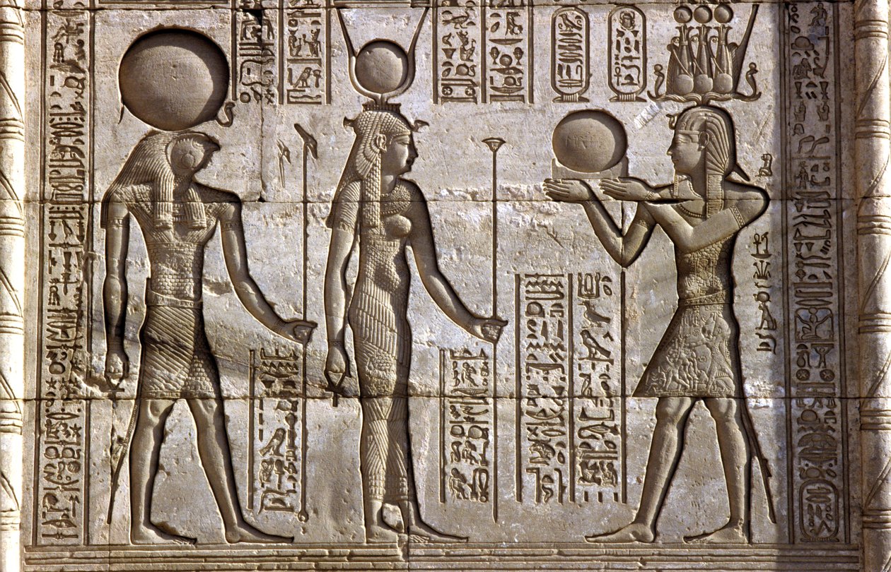 Antigo Egipto, Pintura/gravura mural, Hórus e Ísis recebem uma oferenda do faraó, Templo de Hathor, Dendera (foto) de School Egyptian