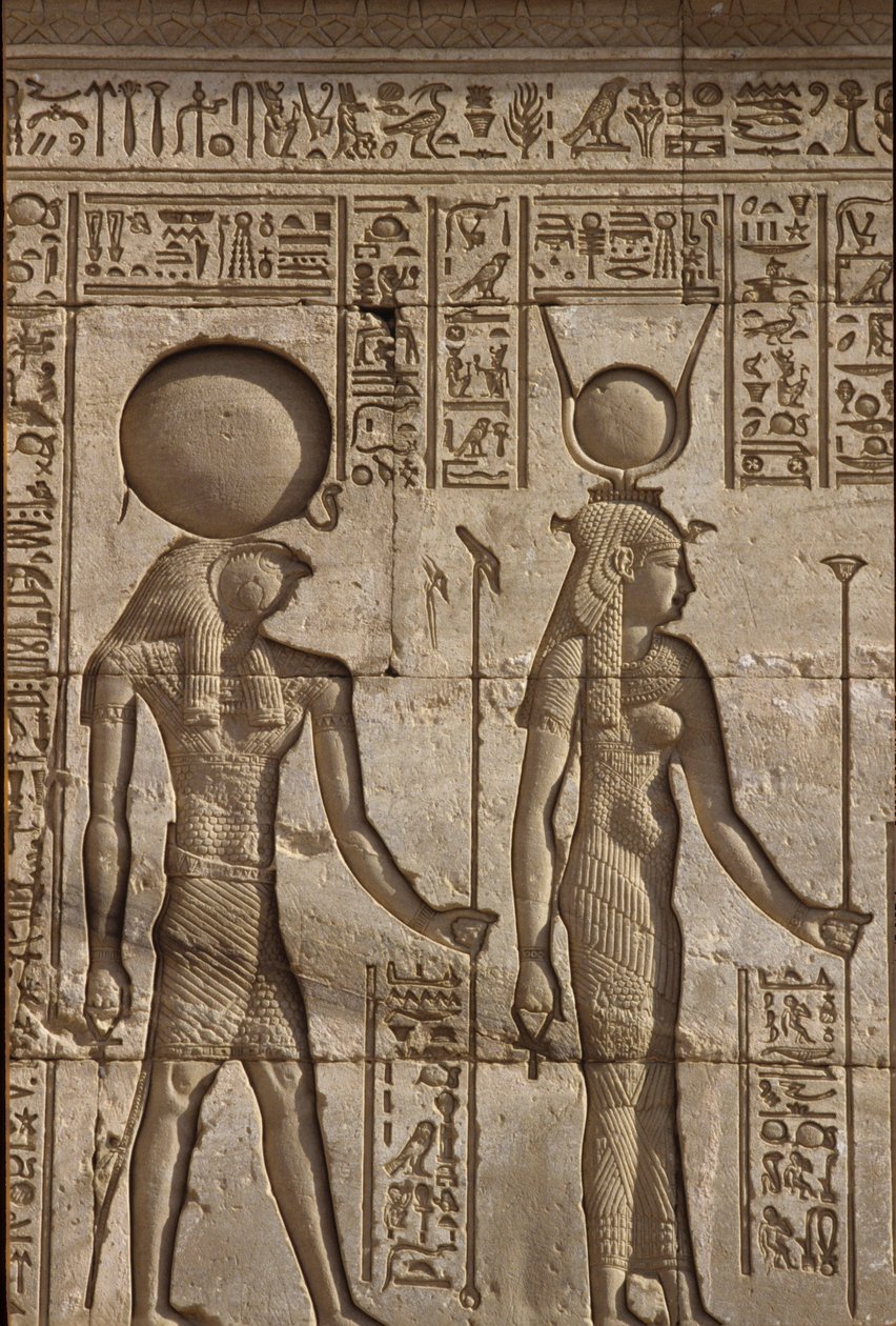 Antigo Egipto, Pintura/gravura mural, Hórus e Ísis recebem uma oferenda do faraó, Templo de Hathor, Dendera (foto) de School Egyptian