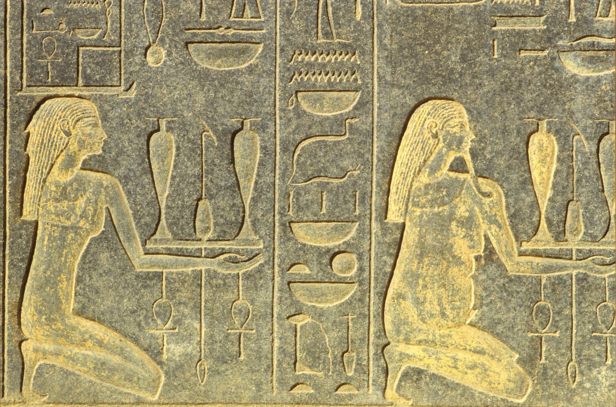 Antigo Egipto, Pintura/gravura mural, Deuses do Nilo ajoelhados com bandejas de oferendas, granito preto, Templo de Karnak, Luxor (foto) de School Egyptian