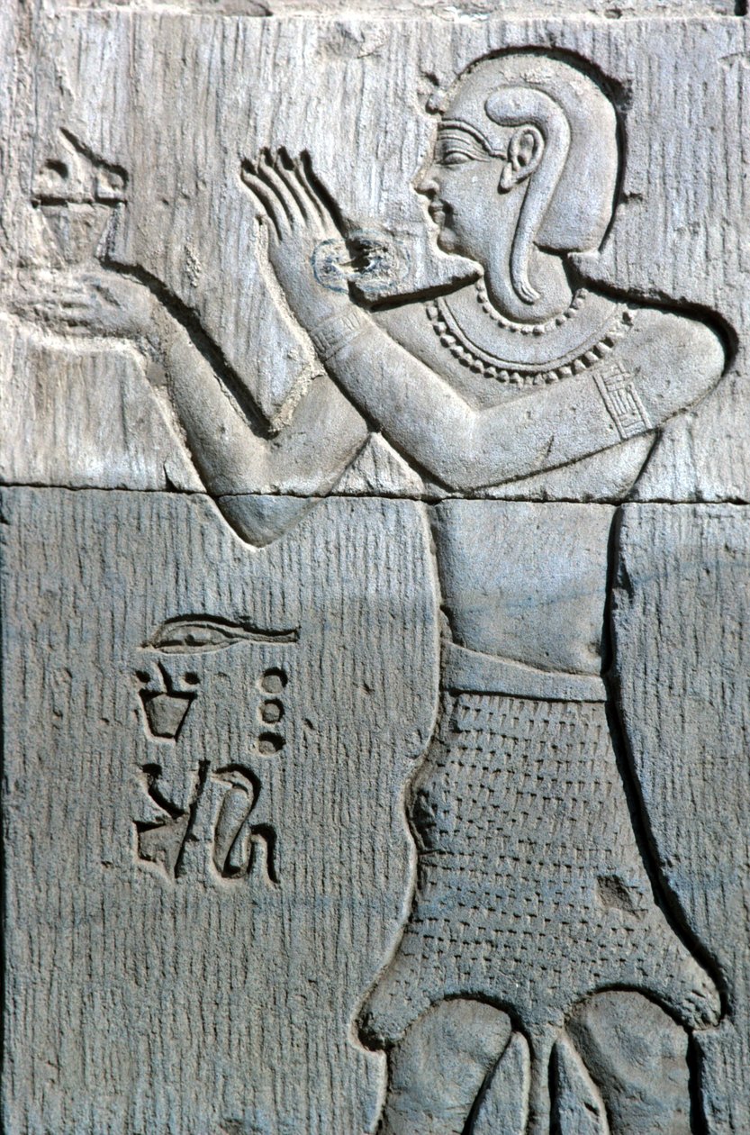 Egipto antigo, Pintura/gravura mural, Sacerdote vestindo uma pele de leopardo, oferecendo incenso, Templo de Sebek e Horus Kom Ombo (foto) de School Egyptian